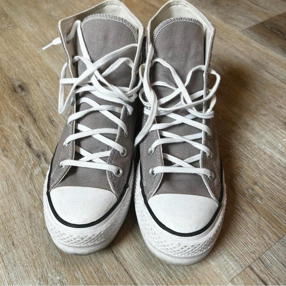 Purple-grey Converse high top trainers
chuck Tylor